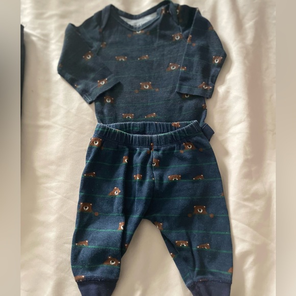3 Set Onesies with pants/bottoms. They are from Bundles and Carter’s. - Picture 4 of 5